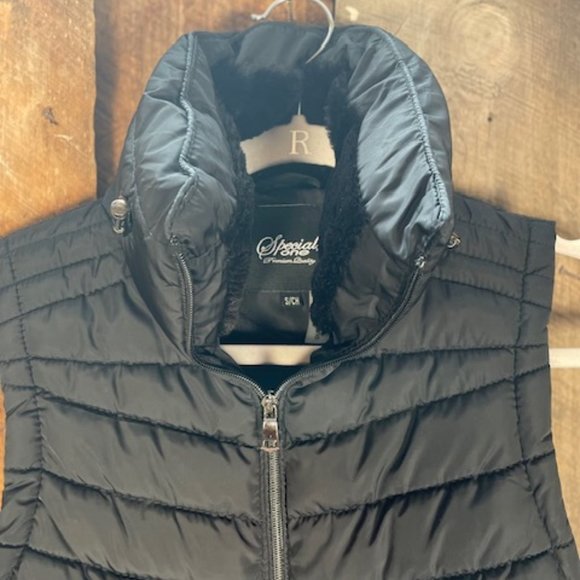Special One Black Quilted Vest with Faux Fur Collar - Size Small - Picture 3 of 10